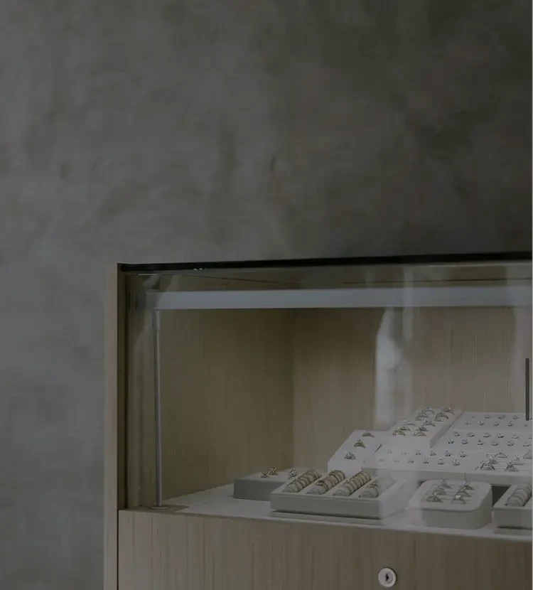 Photo of the model wearing a white bridal gown - Mobile image